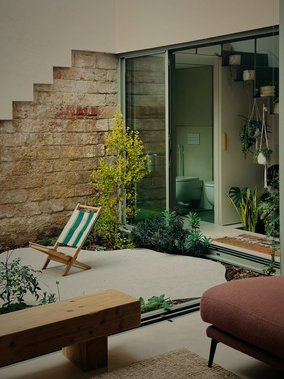 Espai interior-exterior amb vegetació i arquitectura domèstica